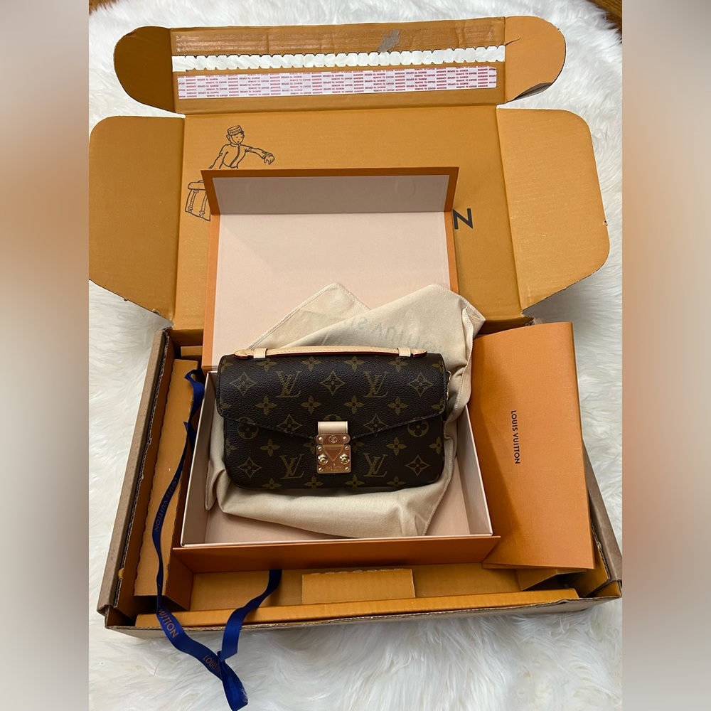 Louis Vuitton Pochette Métis East West